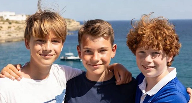 Drei Jungen Arm in Arm vorm blauen Meer auf Sprachreise für Schüler