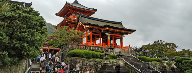 LISA-Sprachreisen-Schueler-Young-Adults-Japanisch-Japan-Kyoto-Tempel-Besuch-Menschen