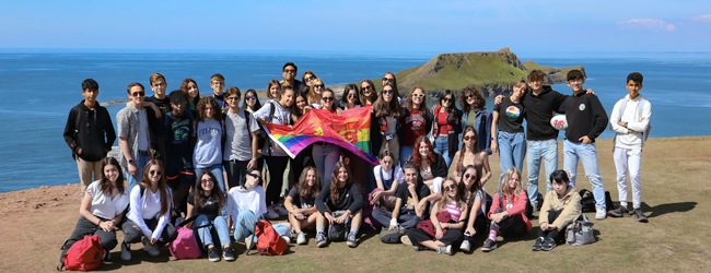 Gruppe von jungen Menschen bei einem Ausflug an die Küste Wales Viele junge Erwachsene posieren vor der Küste von Wales bei einer Sprachreise in Cardiff