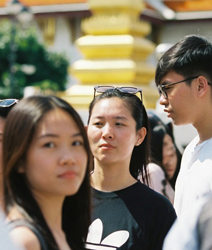 Alt: Internationale Schüler bei einer LISA! Sprachreise im Austausch miteinander
