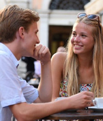 LISA! Italienisch-Sprachreise für Young Adults in Italien Young Adults bei einem Gespräch in einem Café während einer LISA! Italienisch-Sprachreise in Italien